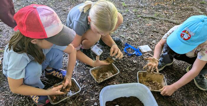 Kinder bei der Herstellung von Samenbomben