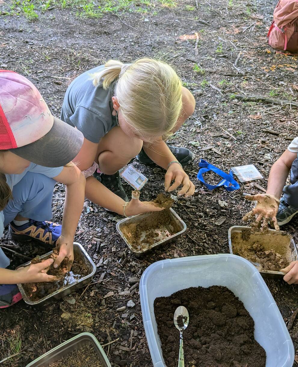 Kinder bei der Herstellung von Samenbomben
